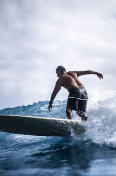 男子潜伏商场通风管道内近9小时,凌晨盗走1885克黄金、6个玉石手镯等商品,总价值达140万余元,案发后仅9小时被抓获_0228151506 新闻