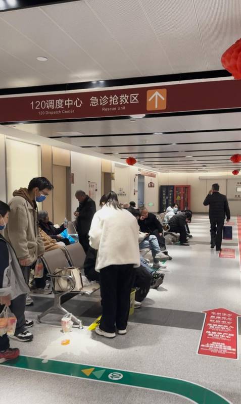 “感觉过年去医院不吉利”,河南一44岁女子持续胸痛硬扛27小时,医生:急性心梗,错过了最佳手术时机 新闻
