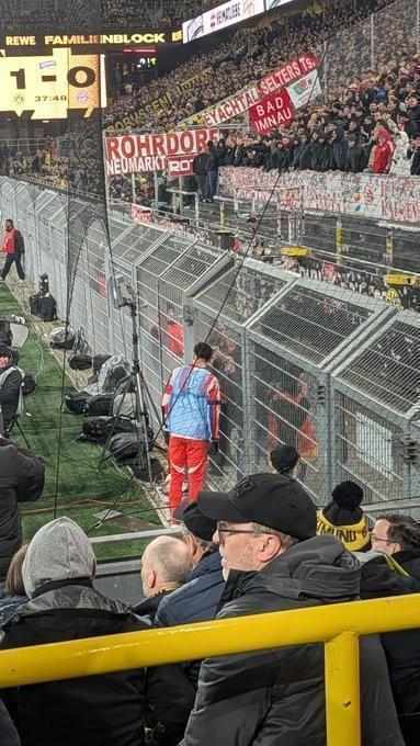 国家德比现场意外一幕;穆西亚拉走向球迷区;探寻助威突然沉寂的原因。 体育新闻