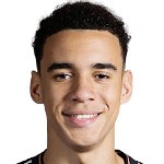 国家德比现场意外一幕;穆西亚拉走向球迷区;探寻助威突然沉寂的原因。 体育新闻