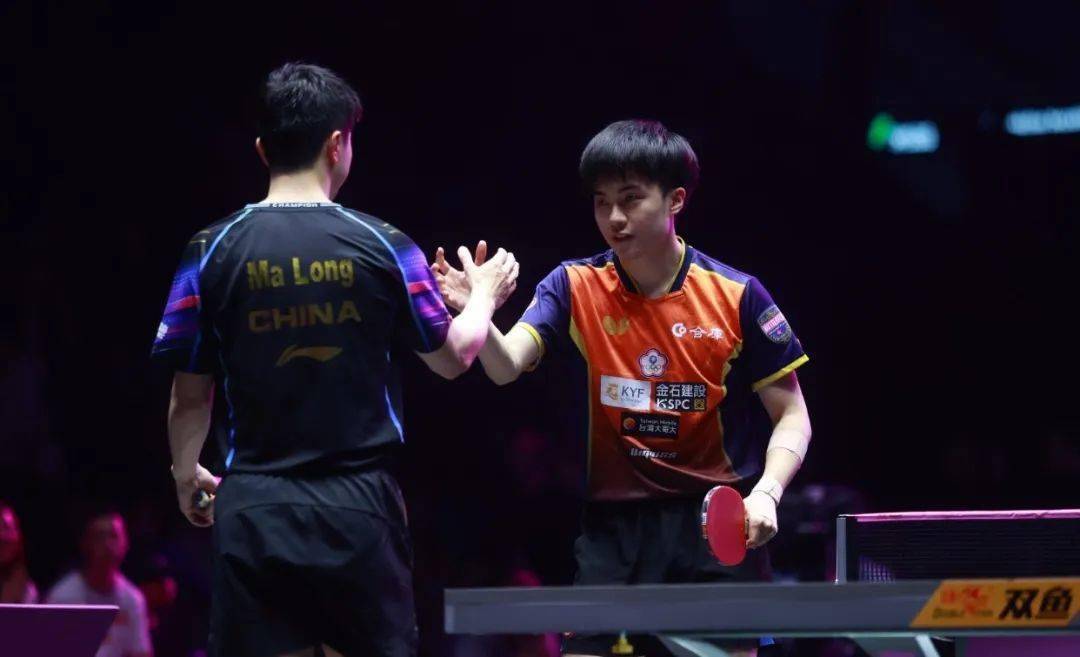 新加坡大满贯半决赛激战,林昀儒力克莫雷加德;决赛前分享沙嗲解压心得,此地风味最正宗。 体育新闻 新加坡大满贯半决赛激战,林昀儒力克莫雷加德;决赛前分享沙嗲解压心得,此地风味最正宗。 体育新闻