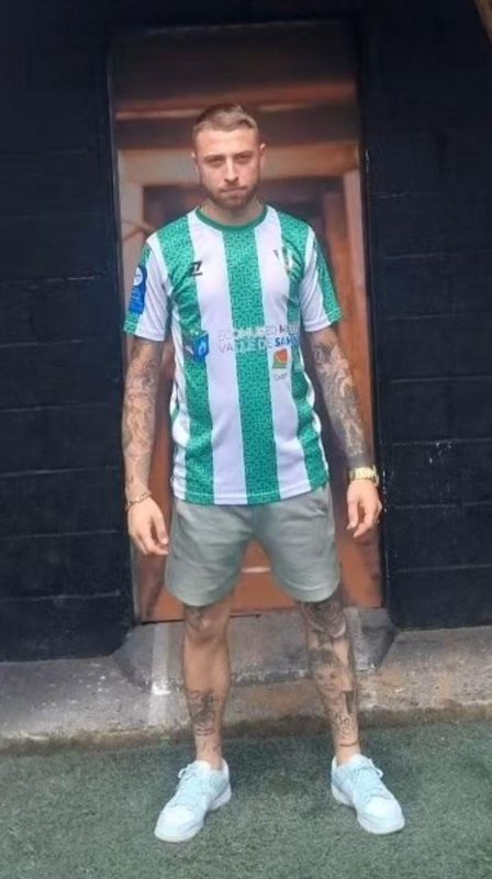 绿茵场上突现拳影,裁判倒地瞬间震惊四座;家族纠葛浮出水面,禁赛重锤敲醒梦中人。 体育新闻 绿茵场上突现拳影,裁判倒地瞬间震惊四座;家族纠葛浮出水面,禁赛重锤敲醒梦中人。 体育新闻