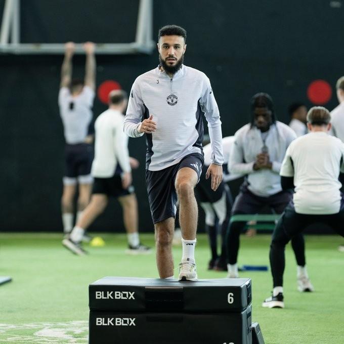 曼联后卫马兹拉维,已重返球队合练;球迷期待周末对阵阿斯顿维拉的表现。 体育新闻 曼联后卫马兹拉维,已重返球队合练;球迷期待周末对阵阿斯顿维拉的表现。 体育新闻