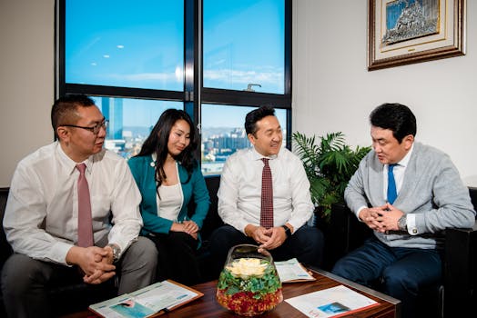 潘功胜在高层论坛上阐述货币政策方向；中国经济高质量发展助力全球再平衡。